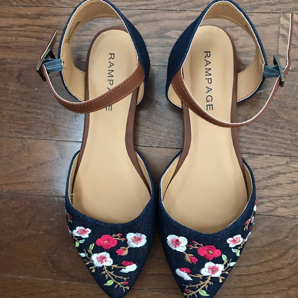 Pointed toe flat with floral detail